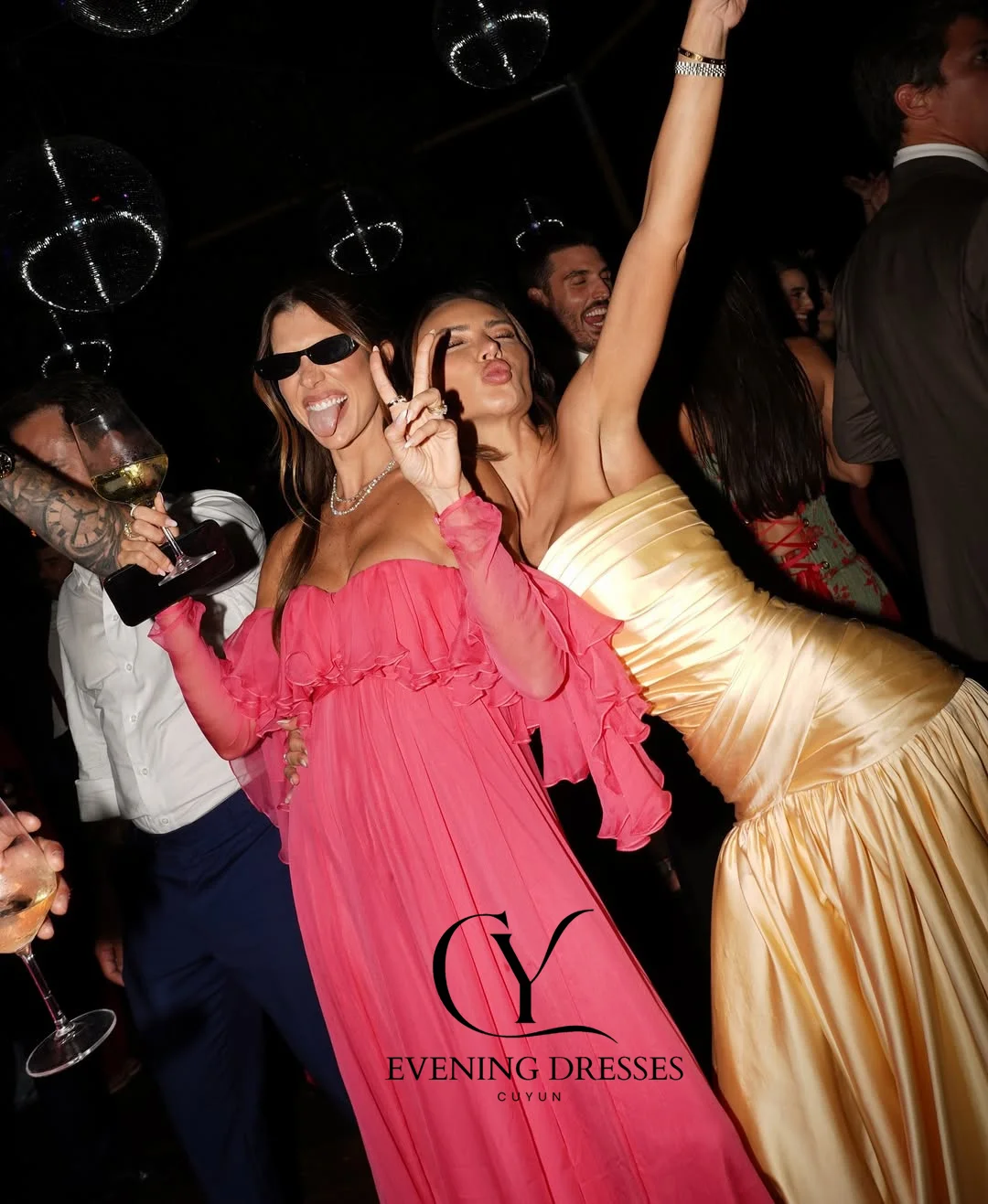 CUYUN ゴールデンサテン女性フォーマルイブニングドレスストラップレスプリーツロングウエディングパーティードレスカスタマイズされたゲストウェディングパーティードレス