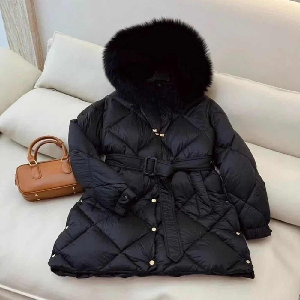 جديد طوق الأبيض بطة أسفل معطف موضة الاتجاه مقنعين حزام معطف المرأة ريال فوكس الفراء أسفل سترة فاخرة النساء 2025 الخريف الشتاء