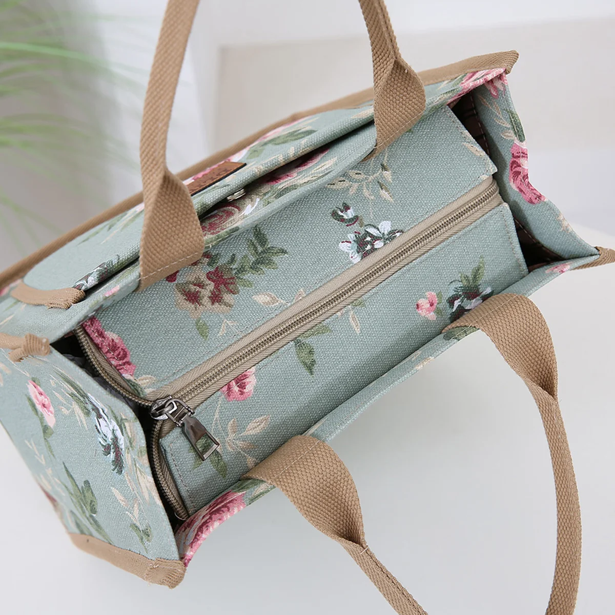 New floralPrint CanvasToteBagWithThickened MaterialTote bag.  Features A Zipper closure,front Pocket, as a Handbag Lunch box bag