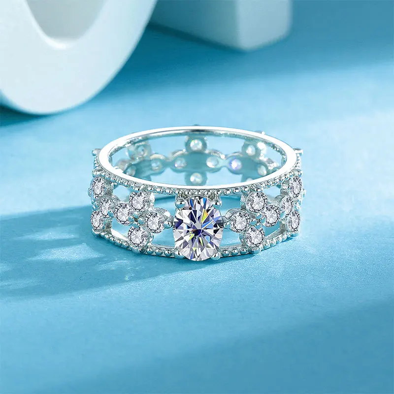 

S925 sterling silver hollow four-leaf clover moissanite ring niche design moissanite ring anniversary engagement gift