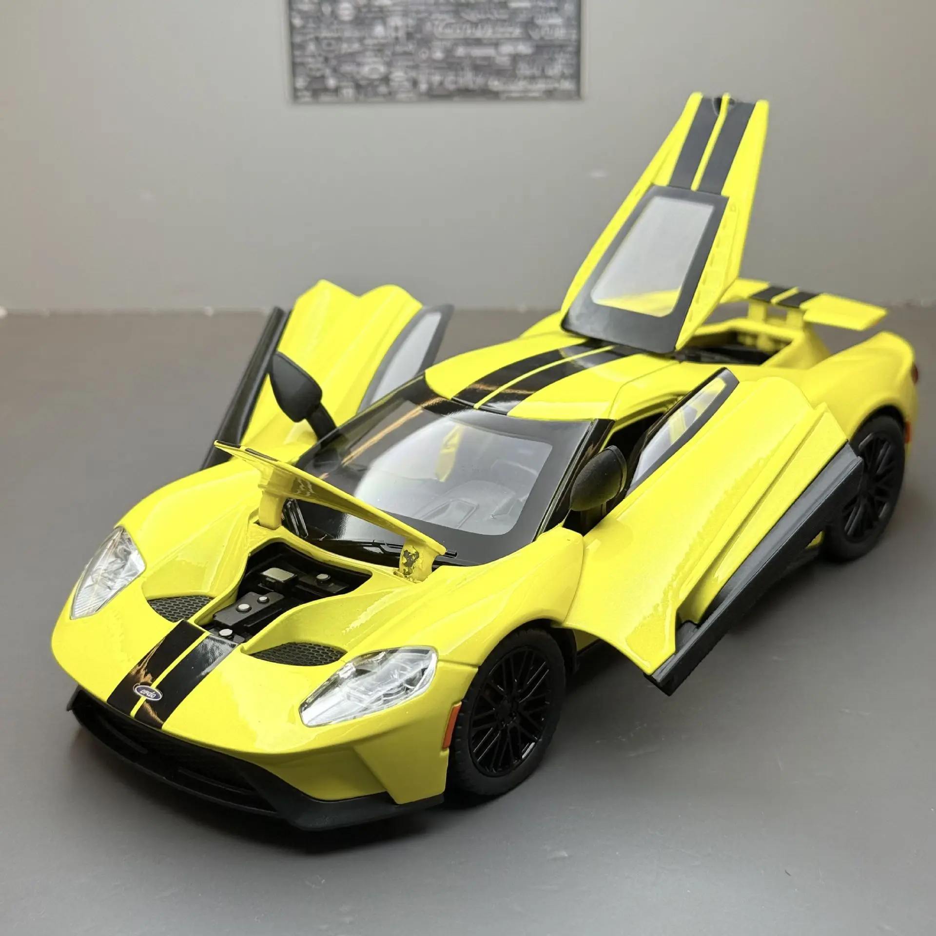 Supercar GT 1:24, alta simulación, aleación de Metal fundido a presión, modelo de coche, sonido, luz, colección extraíble, juguetes para niños, regalos