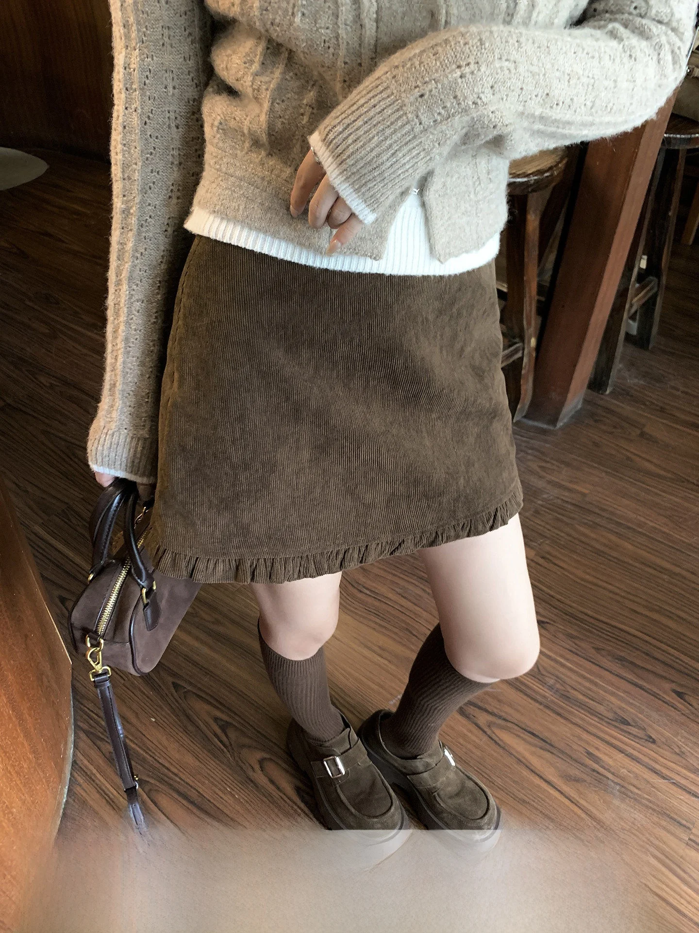 

Новая женская зимняя короткая юбка А-силуэта с высокой талией, в корейском стиле, из мягкого полиэстера, вельветовая, с кружевным подолом