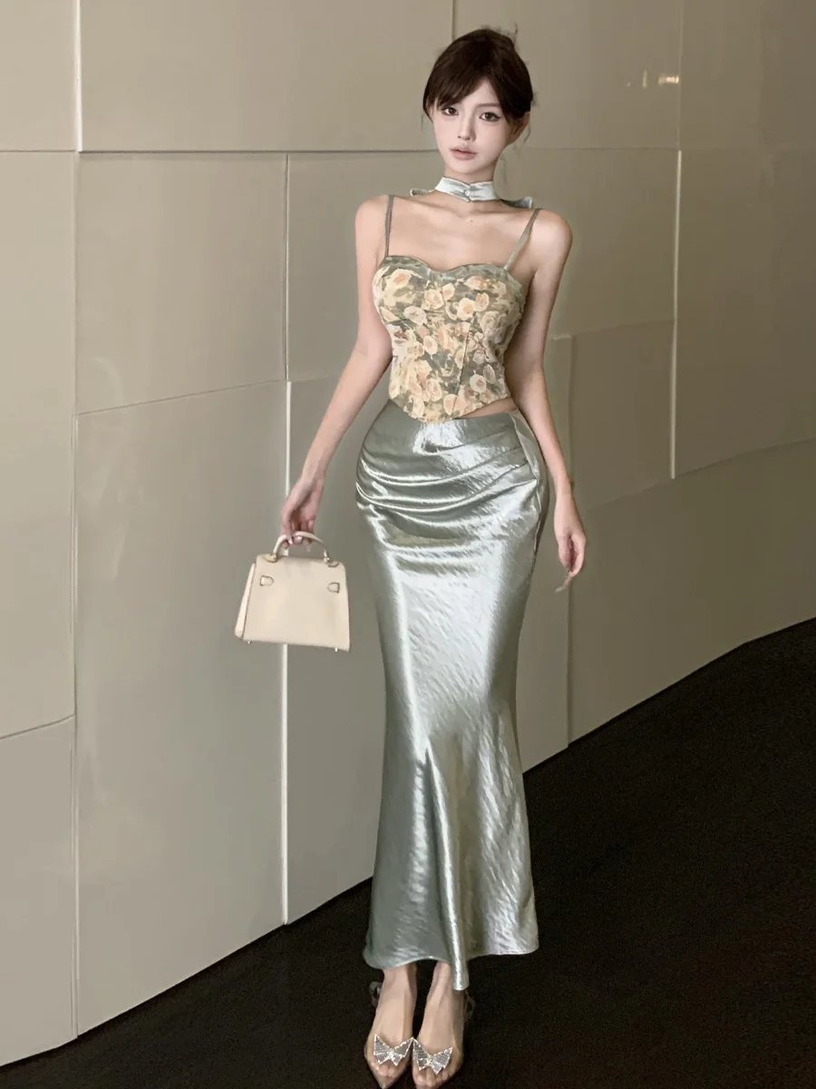 

Sweet Retro Floral Print Halter Neck Satin Vest Top And Fish Tail Skirt Dressing up Set for Young Women Sexy Slim Fit