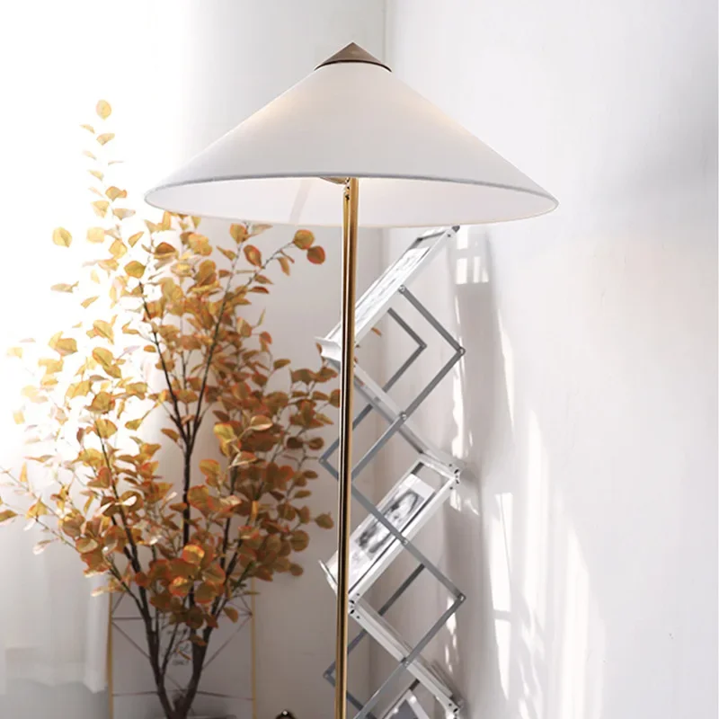 Lampada da terra medievale nordica, camera da letto moderna e semplice del soggiorno, sala campioni lato divano, lusso leggero creativo, lampada da terra verticale