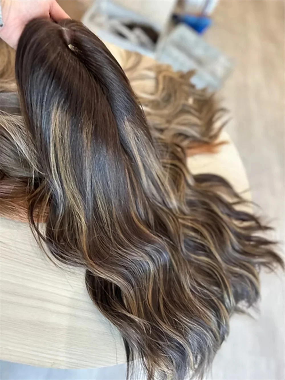 Highlight Brown Long Wavy Wigs for Women 24Inch Brunette Wig Middle Part Heat Resistant Synthetic Lace Front Wig for Daily Use