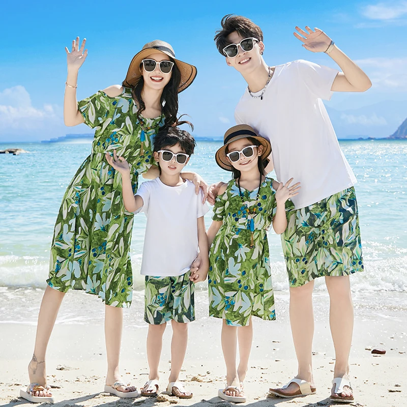 Tenues assorties pour la famille, tenues de plage d'été, robes bohèmes pour maman et fille, chemises pour papa et fils, t-shirt et short, ensemble de vêtements de vacances pour couple