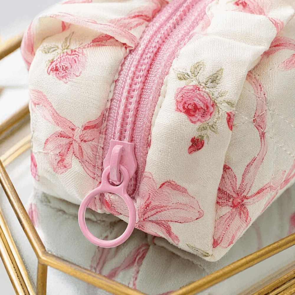 Sweet Bow Floral Print Makeup Bag Bow Floral Print Large Capacity Ruffled Edge Pen Bag Quilted Zipper Closure Wash Storage Bag