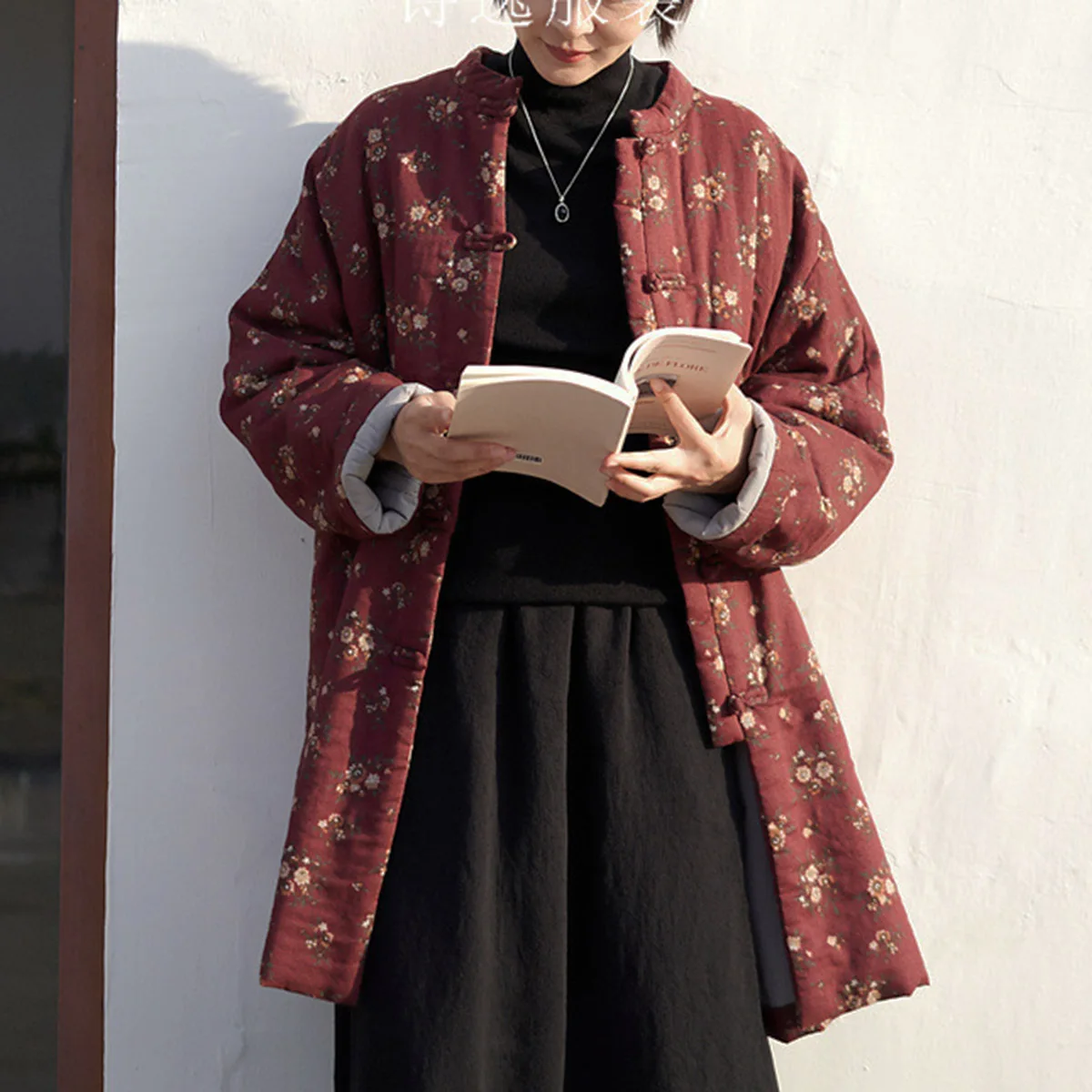 سترة نسائية فضفاضة من القطن الخالص للخريف والشتاء بأزرار سفلية بطباعة صينية عتيقة معطف متوسط الطول مبطن رفيع مع جيوب