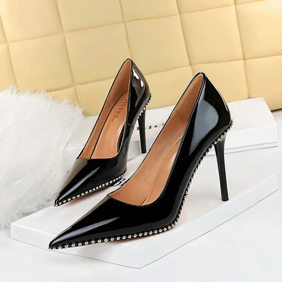 

Ladies Pumps Shoes Sexy Super Heel Metal Chain Rivet Lacquer Leather Shallow Mouth Pointed Heels Single туфли женские Shoese