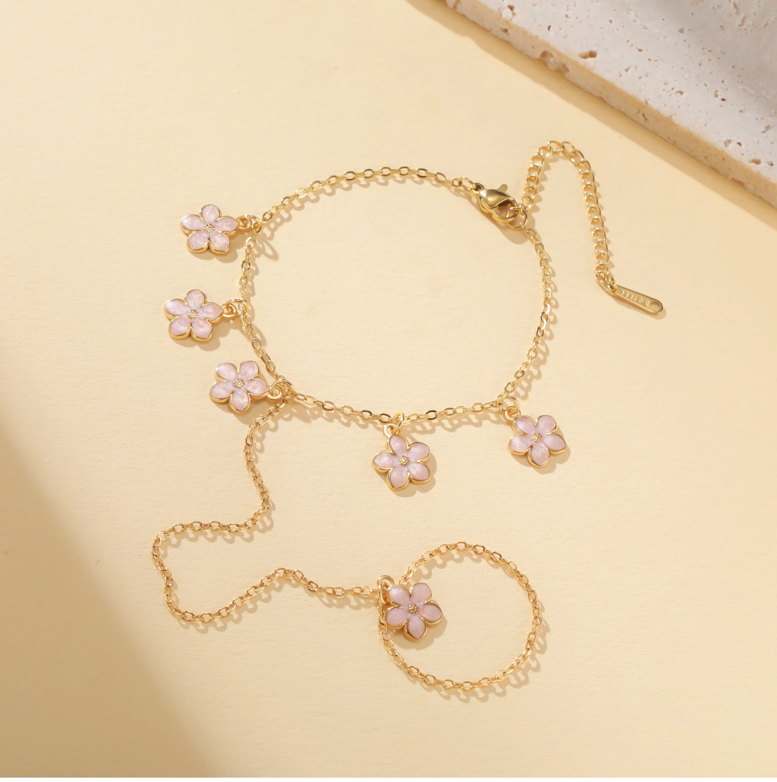 CoolTime Niedliche Armbänder aus Edelstahl mit rosa Blüten und Ring, zierliche Emaille-Sakura-Kette, verstellbar, Geschenk für Frauen – Detail 5