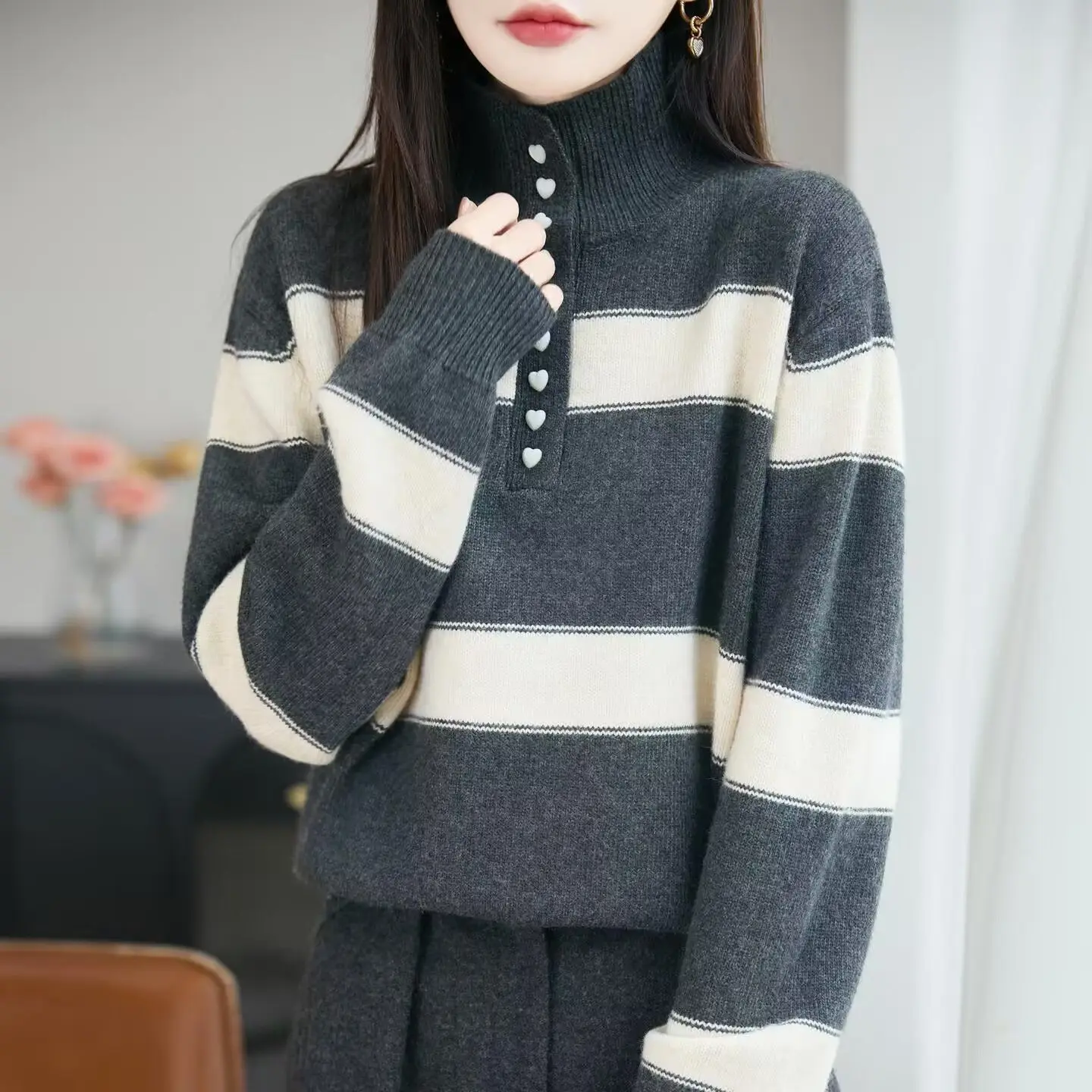 เสื้อโค้ทไหมพรมอุ่นๆ รุ่นใหม่สำหรับฤดูใบไม้ร่วงและฤดูหนาว เสื้อสเวตเตอร์ผู้หญิง ลายทาง คอเต่า แบบสวม หนา สไตล์ตะวันตก เสื้อซับในสำหรับผู้หญิง