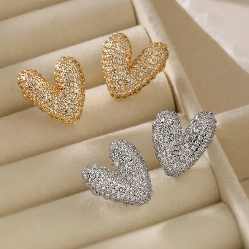 

Fashionable Light Luxury Copper Plated 18K Gold Zircon Heart for Women, Niche High-end Versatile Earrings
