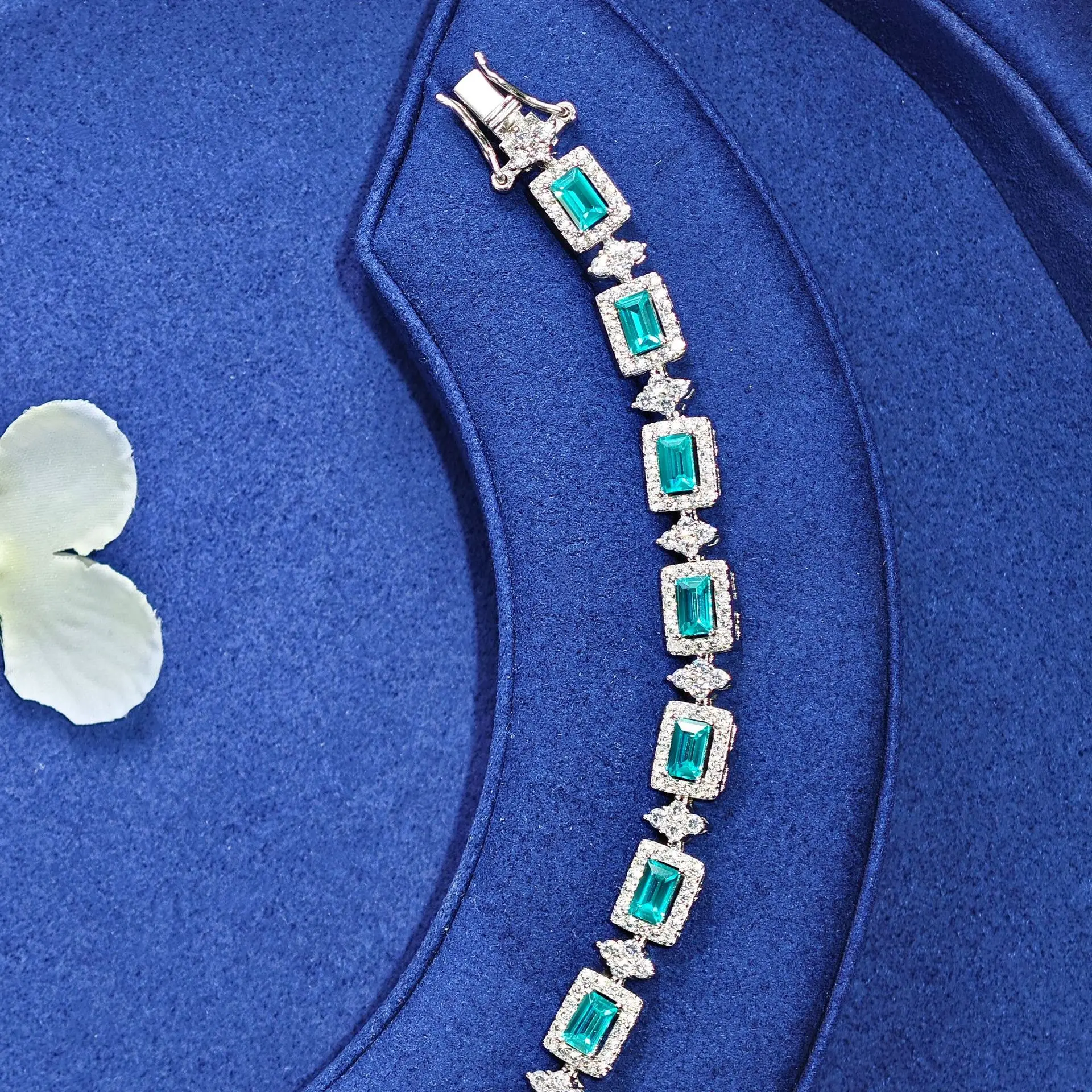

Paraiba Emerald-Cut 0.5 carats per Moissanite Bracelet Women PT950 Platinum - Pure platinum, neat cut, rich Paraiba hue