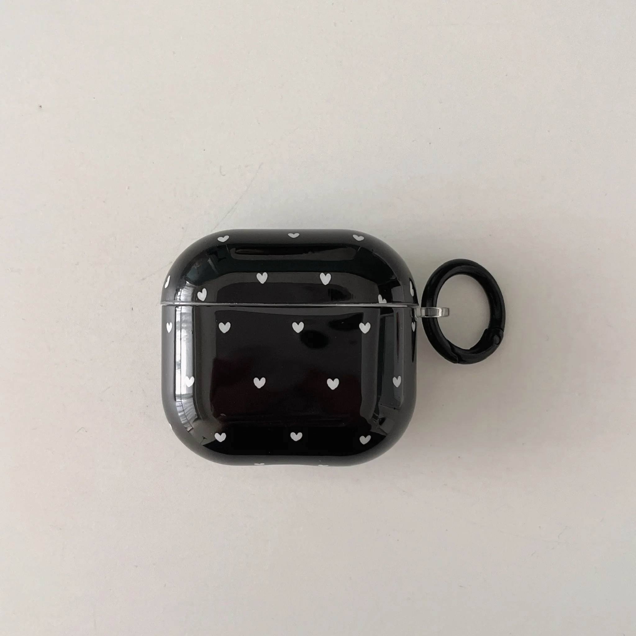 حافظة هاتف بسيطة كاملة الشاشة على شكل قلب صغير وردي وأسود بلون سادة مع غطاء حلقة سوداء لأجهزة AirPods 1 2 3 4 Pro 2 Pro 3