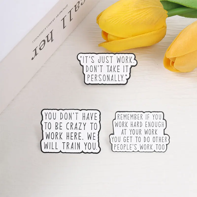 Satirische Zitate für den Arbeitsplatz: „Du musst nicht verrückt sein, um hier zu arbeiten“ – Emaille-Pin, Brosche, Taschen- und Reversnadel, Schmuck – Detail 5