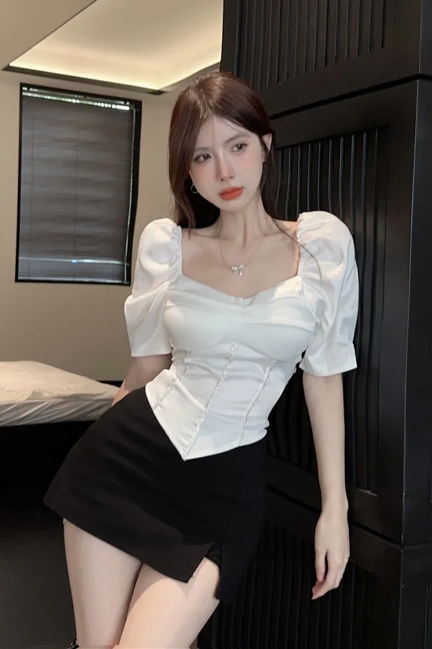 

Off Shoulder Crystal Embellished Blouse 2024 Summer Women Luxury Bubble Sleeve Shirt Asymmetric Hem Slim Fit Fashion Top Trendy