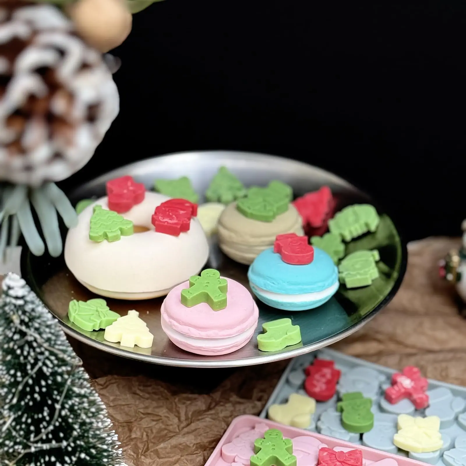 Weihnachtliche Silikonformen mit 72 Mulden - Mini-Weihnachtsbaum-Formen mit Lebkuchenmann, Weihnachtsmann-Formen für Süßigkeiten, Schokolade und Fondant – Detail 8