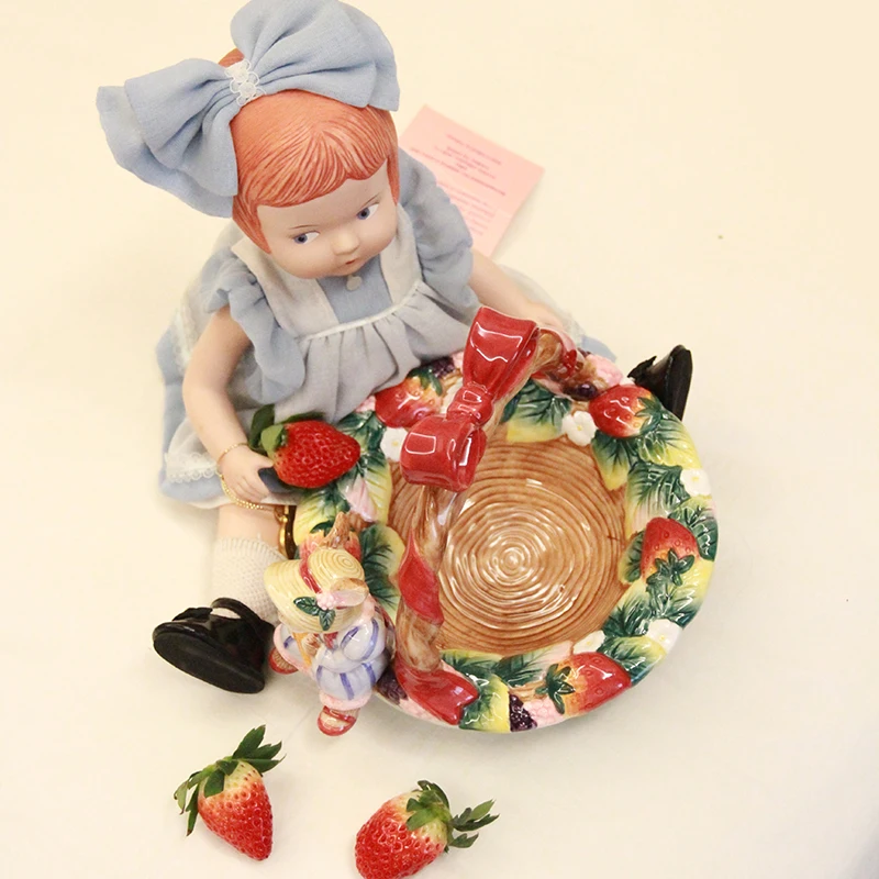 Retro fairy tale strawberry rabbit ceramic basket plate fruit plate decorative ornament gift