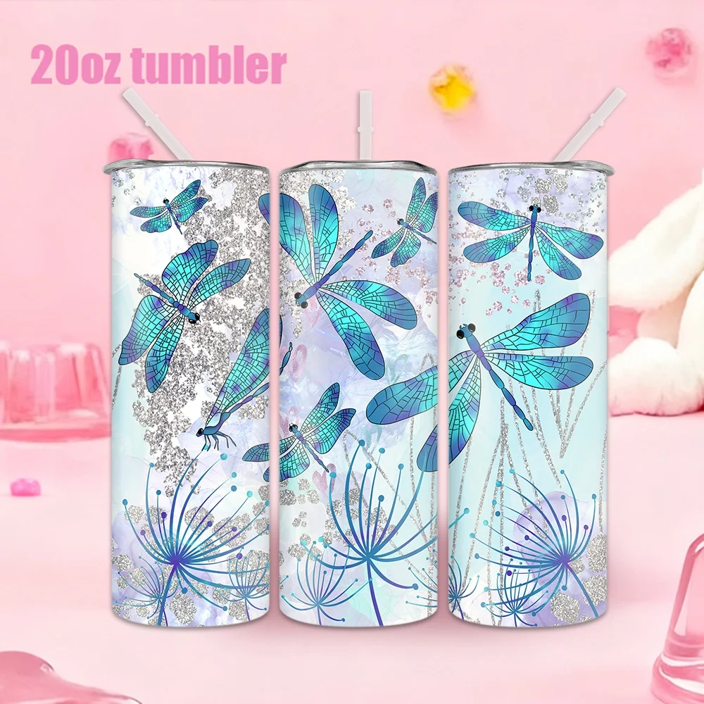 1 Stück 20oz Trinkflasche mit Strohhalm, isolierter Edelstahl-Wasserbecher mit blauem Libellenmuster auf einem traumhaften Hintergrund.