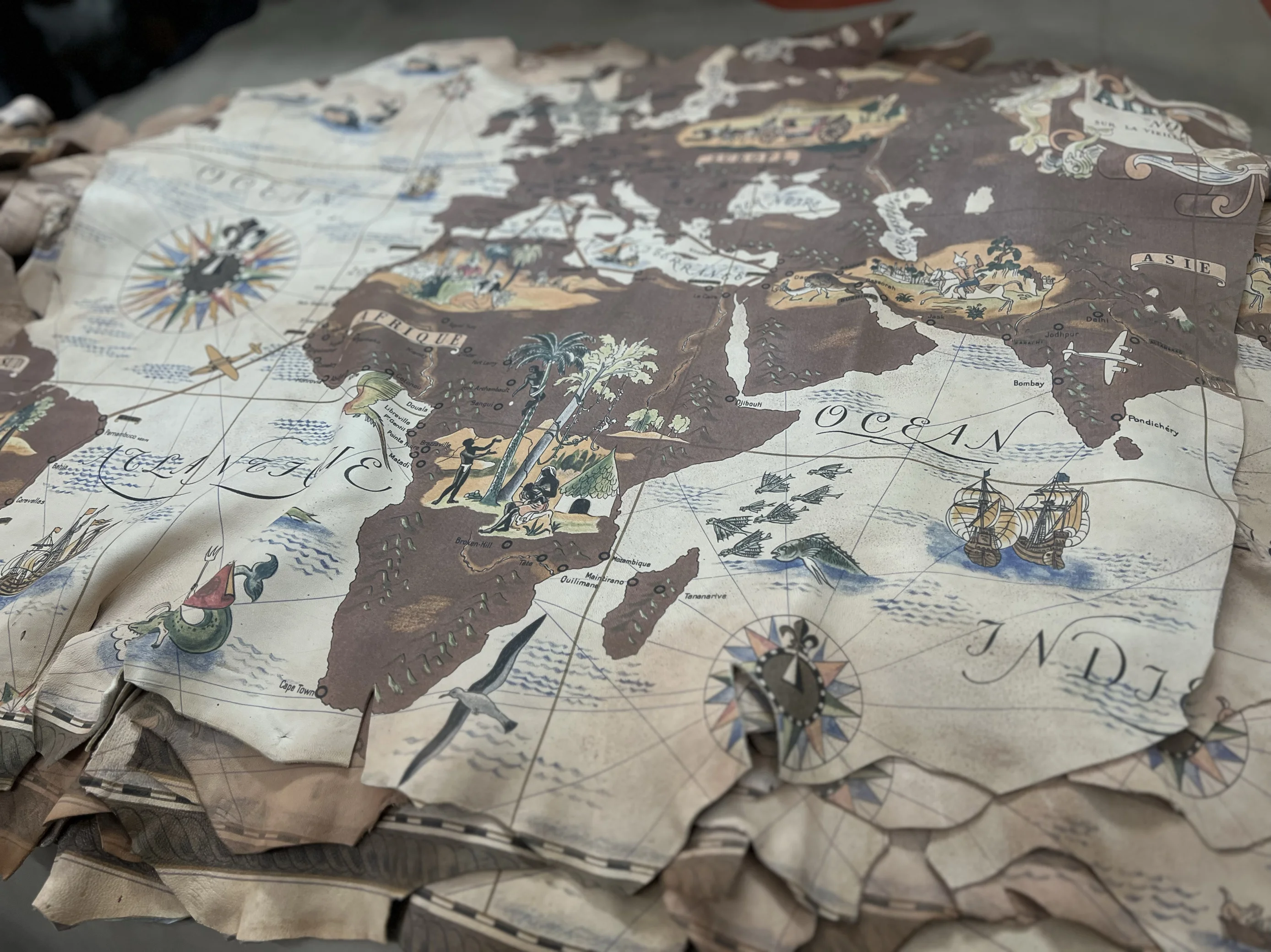 

Подвеска из мягкой кожи первого слоя в стиле ретро с изображением козьей кожи