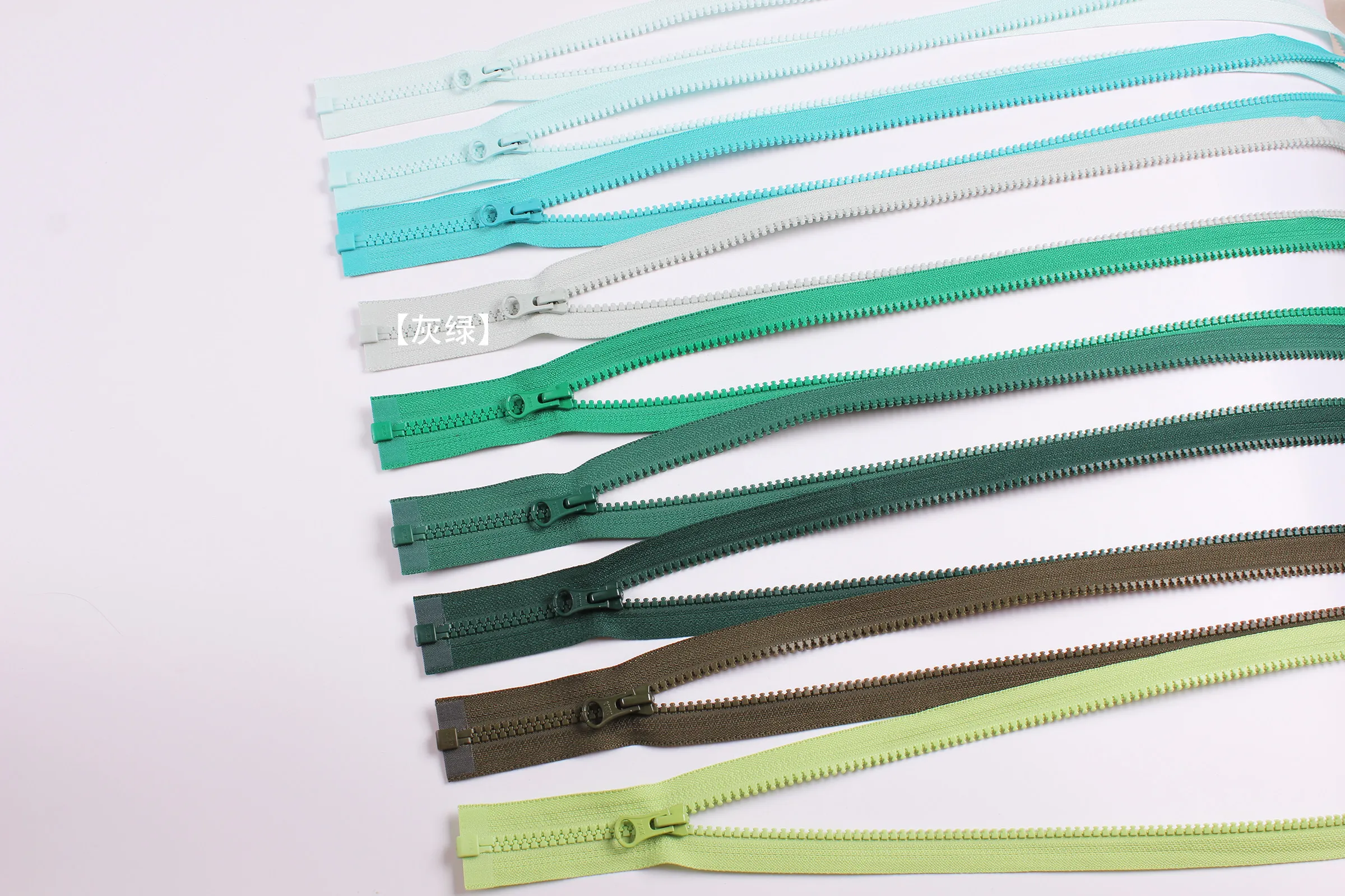 YKK-Reißverschluss Nr. 5 Harz-Gummi-Zahnöffnung, Reißverschluss am Schaf, dicke Schuljacke, Daunenbaumwolle, Echt – Detail 26