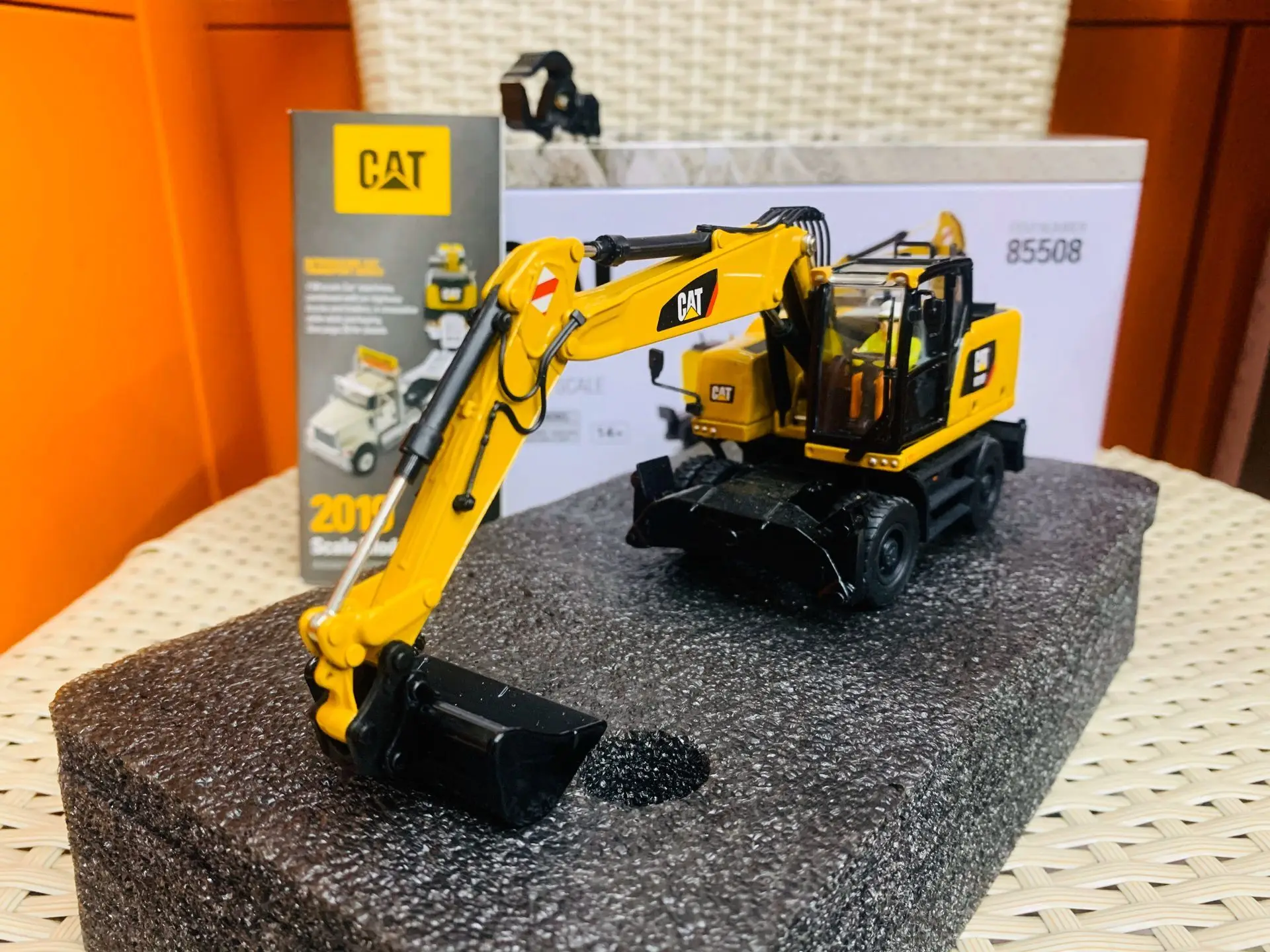 M318F Wheeled Excavator 1/50 Scale DieCast Model DM85508 New Box