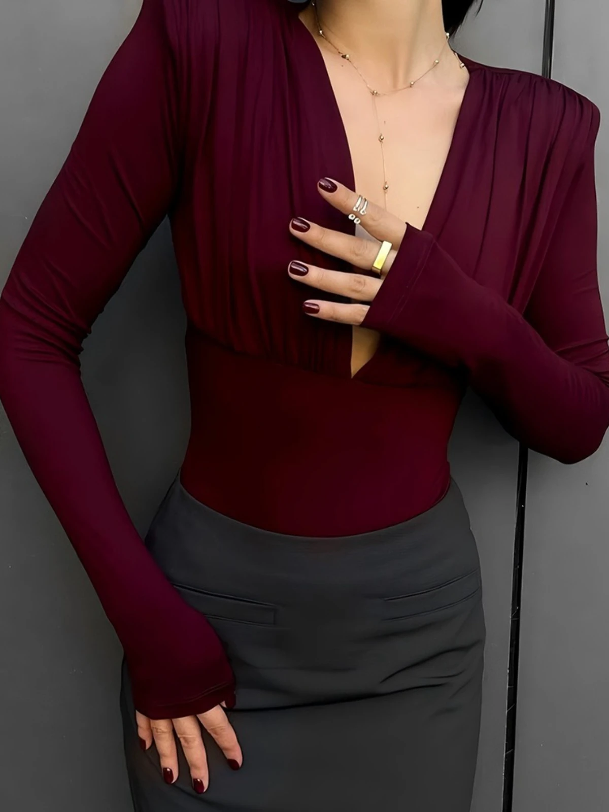 

SsTss 2025 Осенний новый боди с глубоким V-образным вырезом и длинными рукавами, женский однотонный облегающий боди с рюшами на груди, элегантные женские базовые топы