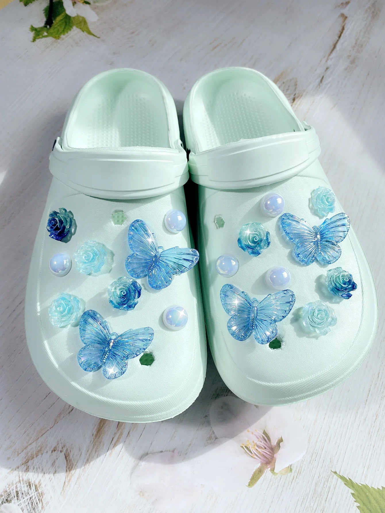 18 pieces of blue butterflies, blue gradient roses, ABS pearl shoe buckle DIY decorations, multi-functional shoe clip accessorie