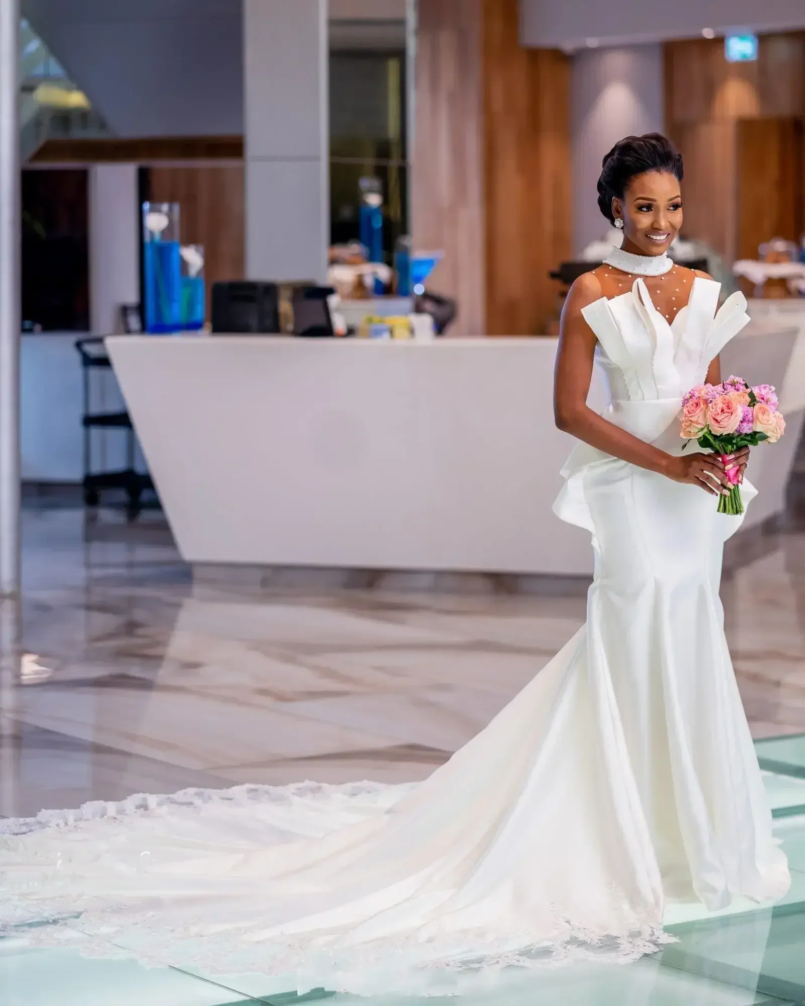 カスタマイズされた新デザインハイネックサテンマーメイドアフリカのウェディングドレススイープトレインカスタムメイド Vestidos デノビアビーズ