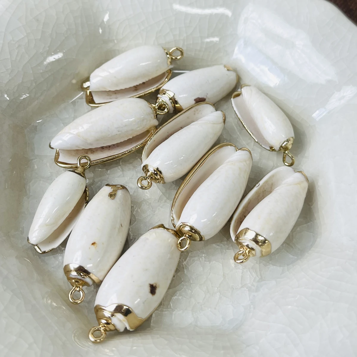 50pcs Exquisite Natural Freshwater Shells Pendants White Shell Charms For Jewelry Making DIY Women Necklaces Earrings Wholesale