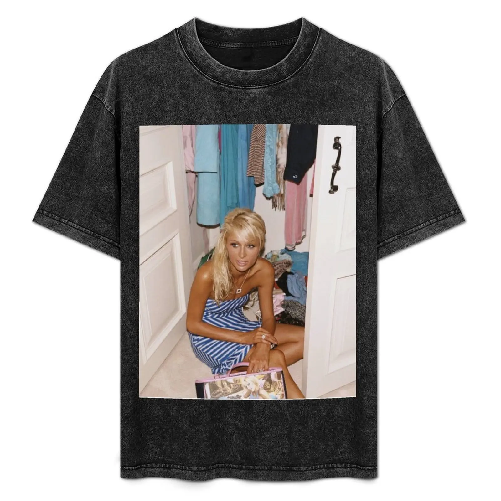 Camiseta con estética Y2K de Paris Hilton, top informal con estampado artístico