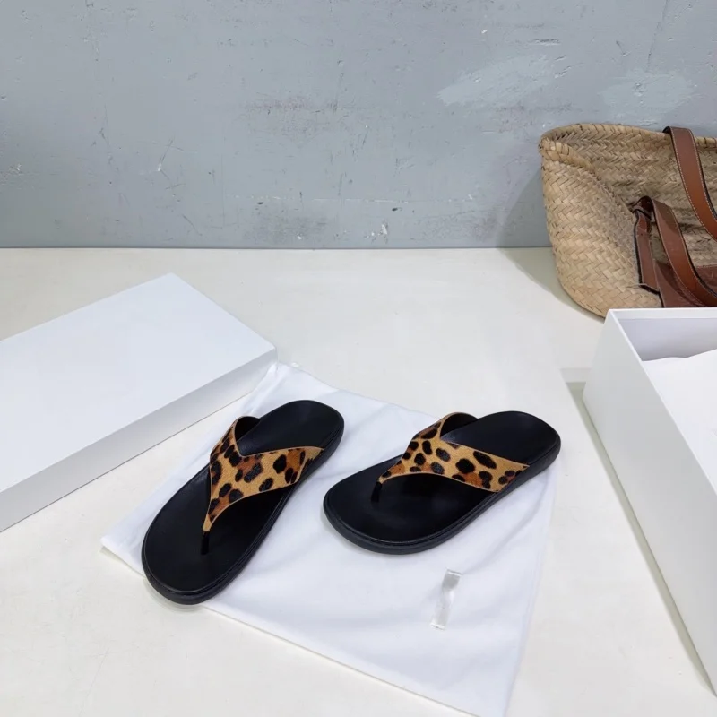2026 New Contrast Color Wide Band Clip Toe Slippers Ladies Luxury Designer Flat Thong Sandals Comfort Soft Footbed Outdoor Walki