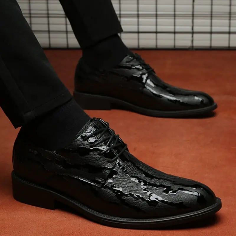 

Черные деловые мужские туфли с острым носком, новые роскошные дизайнерские туфли в стиле 2025, дешевая жидкость, мужская социальная обувь высокого качества