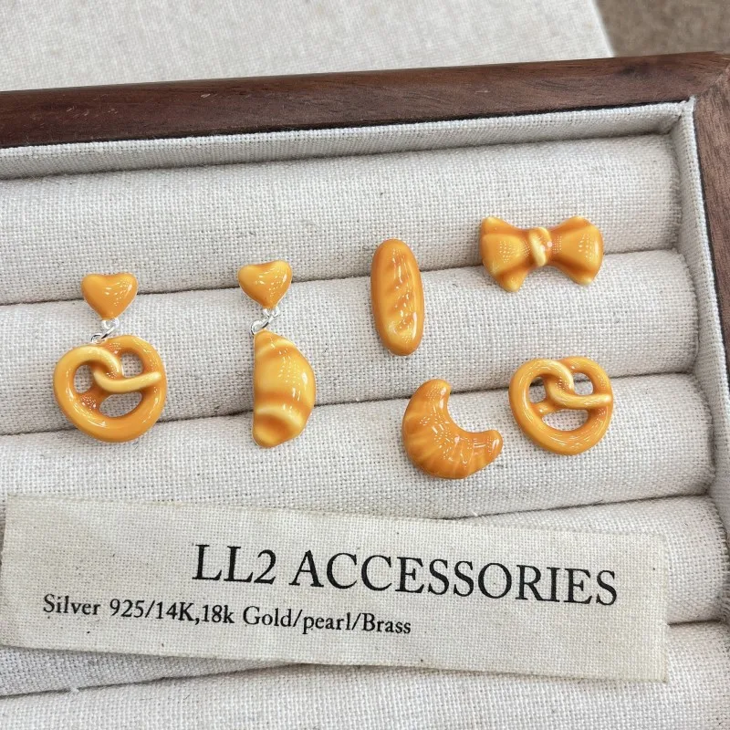 

Cute Imitation Bread Design Small Stud Earrings Creative Croissants Statement Jewelry Kawaii Asymmetrical Mini Bread Earrings