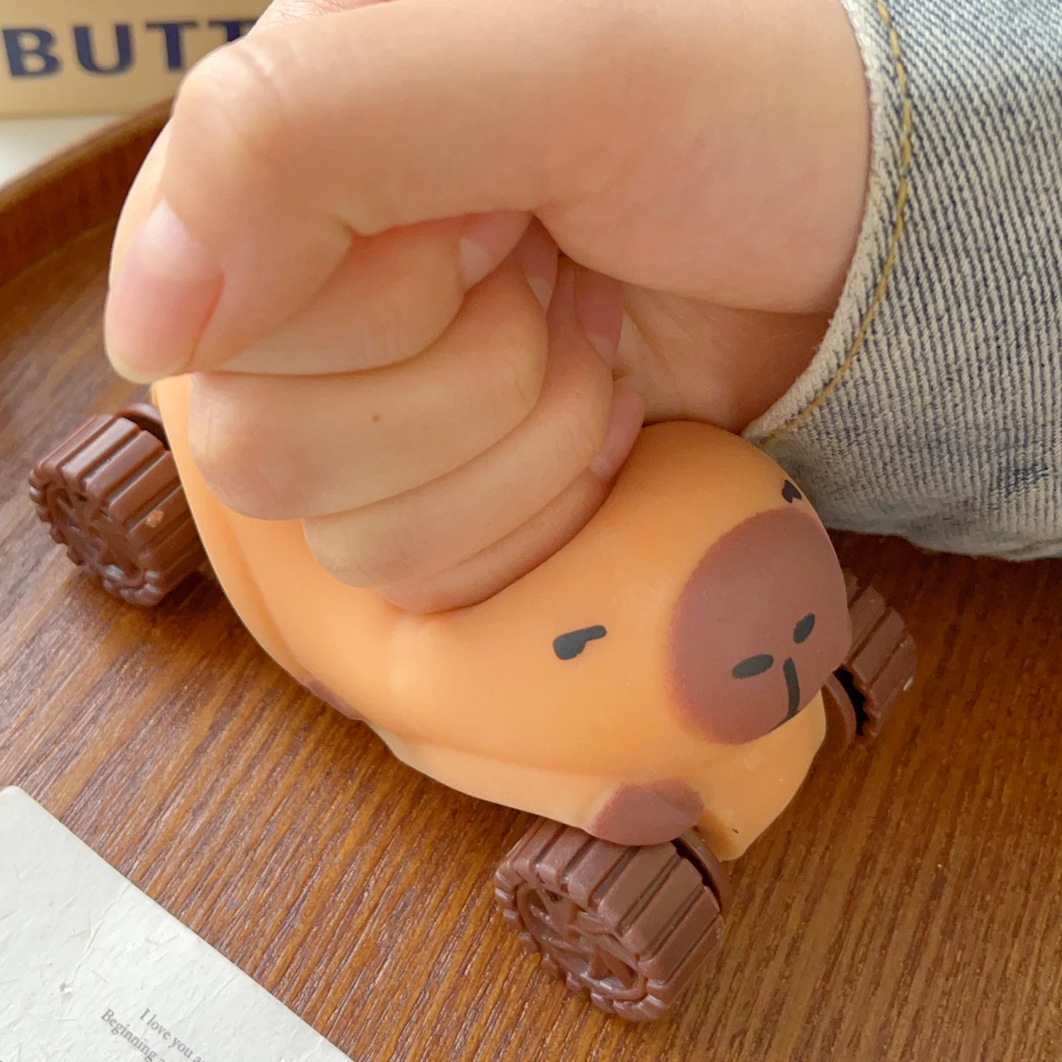 Muñeco de capibara de dibujos animados para niños, coche de juguete deslizante de estiramiento, muñeca de pellizco de descompresión de los dedos, juguetes de coche deslizantes transformadores