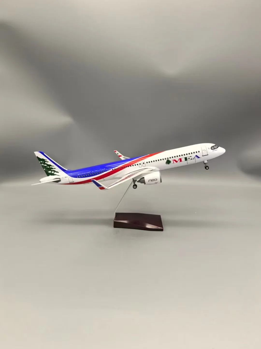 

Diecast Airplane Resin A321NEO MEA Airline Aircraft Model Miniature 44CM Toy Plane With Wheel for Children Collection