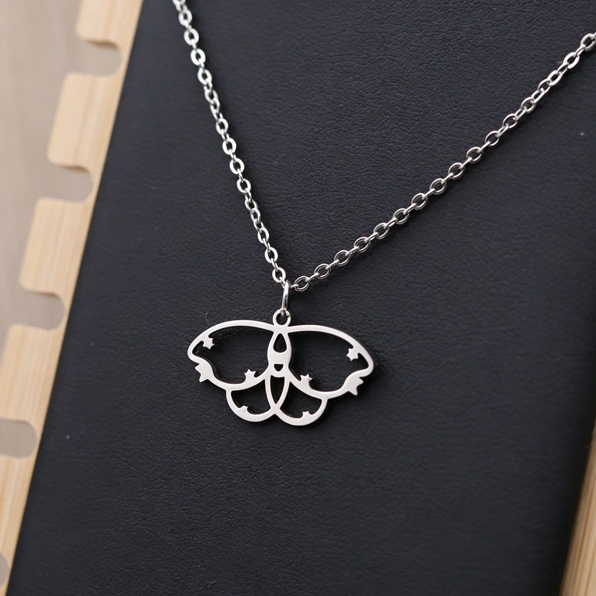 Vintage Hollow Star Luna Moth Charm Necklace Dainty Stainless Steel Clavicle Chain Daily Aesthetic Women Jewelry Gift Wholesale