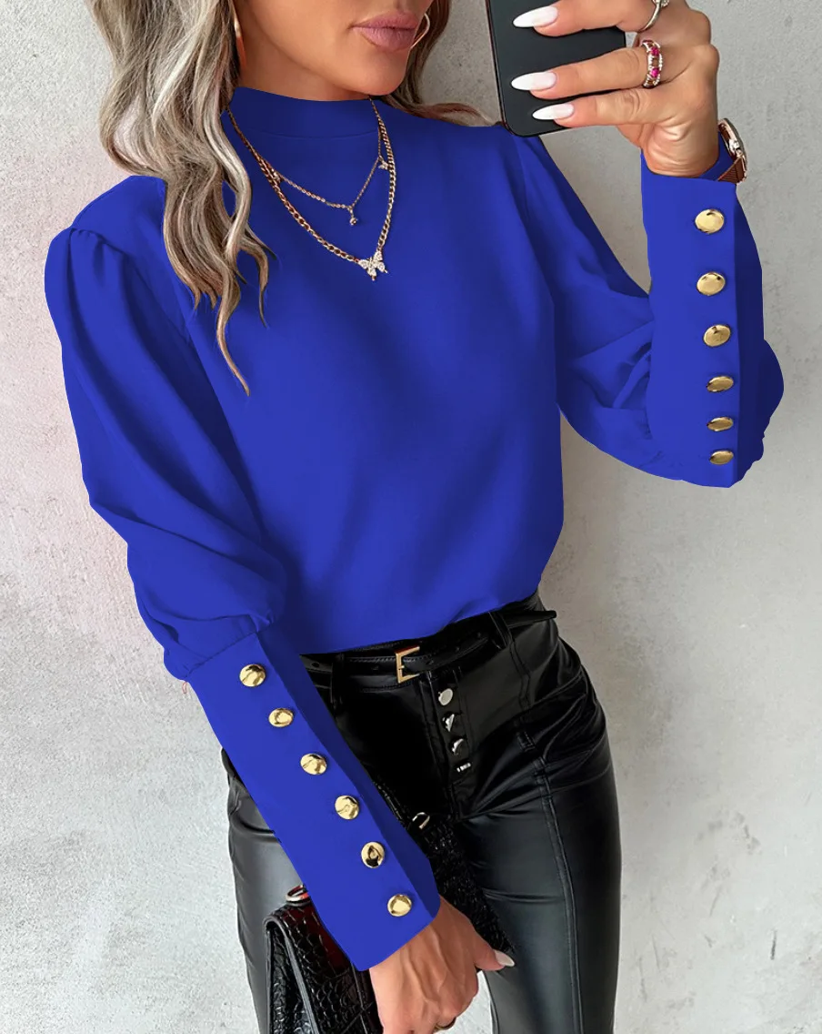 Schmal geschnittene Bluse mit hohem Kragen, langen Ärmeln und dekorativen Knopfmanschetten für Damen – Detail 2
