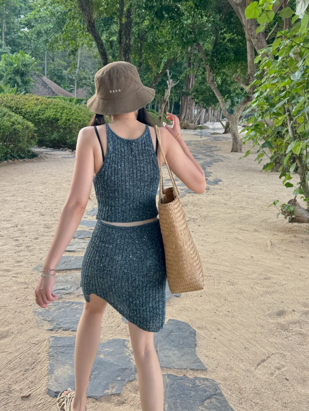 

Летний комплект TZCO: Элегантный комплект из двух предметов с юбкой и топом на бретелях из льна с жемчужными бусинами, свободный крой, для взрослых женщин.