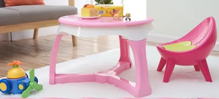 Kinderen Overstuur Tafelstoel. Zoon Rugstoelen En Tafels