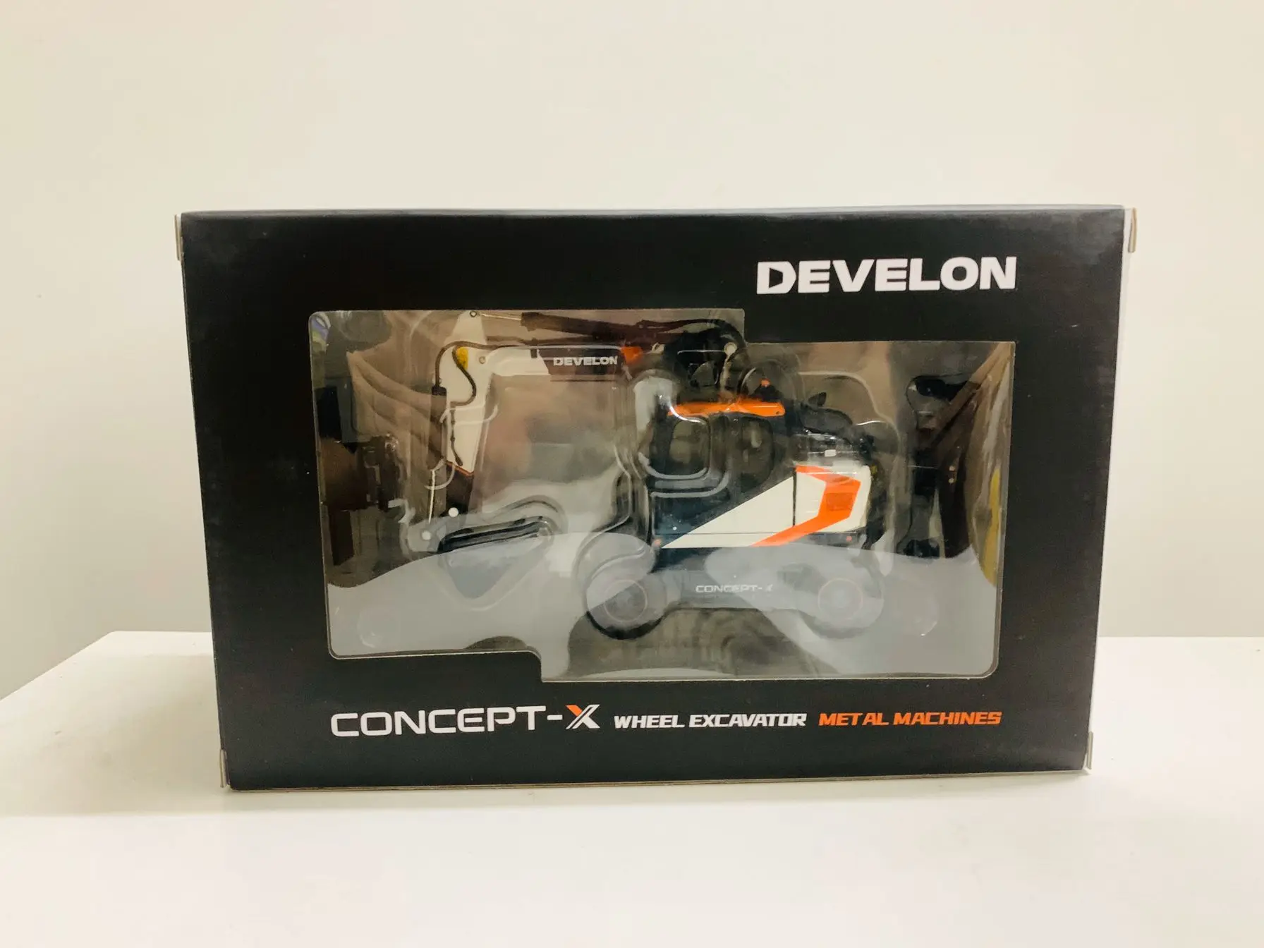 Develon Concept-X Wheel Excavator Metal Machines 1:50 Scale DieCast Model New