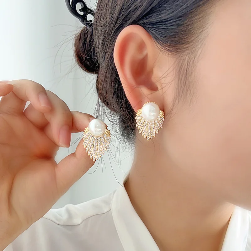 

French Feather Beaded Earrings Female Light Luxury Small Temperament Earrings Fashion High-grade Sense 925 Silver Needle