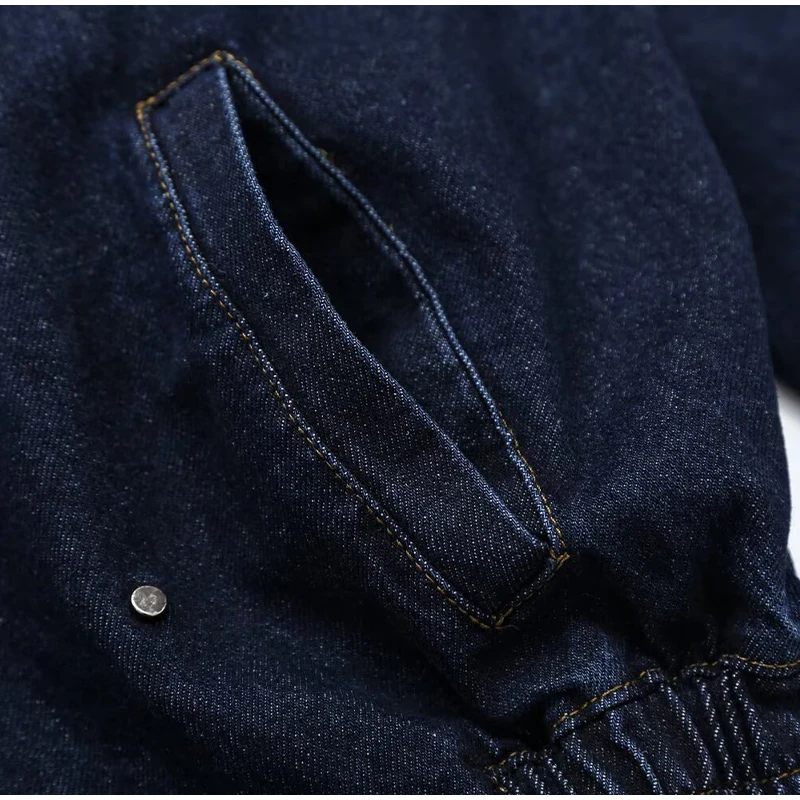 Damen-Jeanshosen-Sets, V-Ausschnitt, lange Ärmel, seitliche Knopfleiste, kurze Mäntel, hochtaillierte Faltenhosen, Herbst-Outfits für Damen, einfarbig, locker geschnitten. – Detail 3