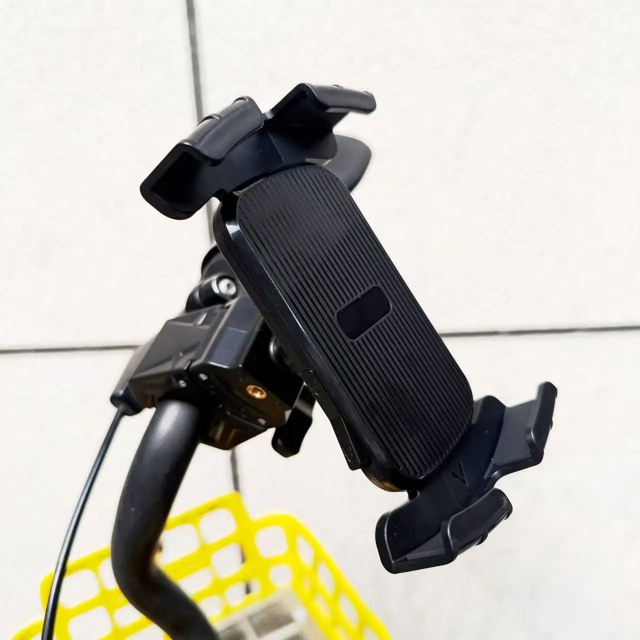 

Large Clamp Ball Head 360° Mobile Phone Holder for Outdoor Cycling Tablet Handlebar Fixing Clamp Universal Accessory