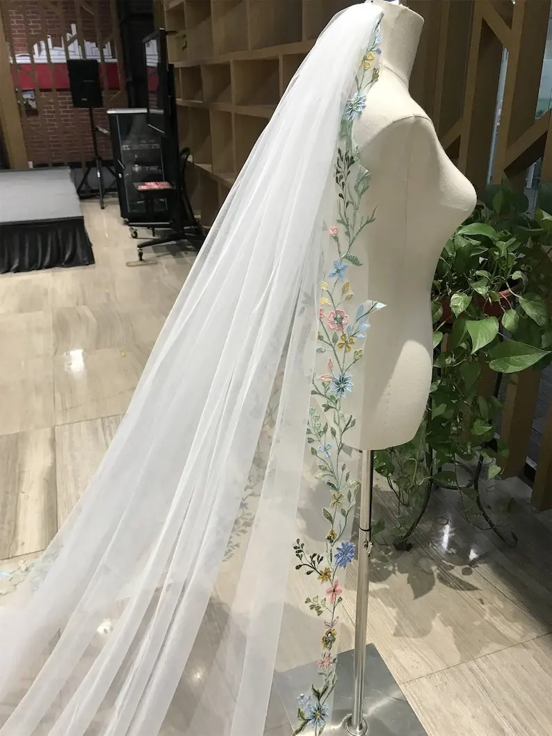 voile-de-mariee-fleuri-colore-style-feerique-en-dentelle-bleu-et-rose-fait-main-longueur-personnalisable