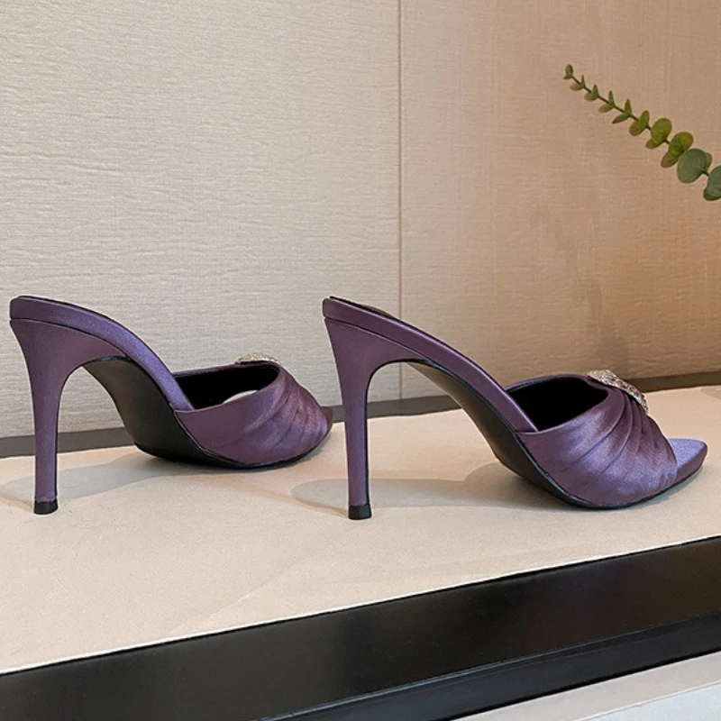 

Туфли-лодочки с острым носком, женские летние новые элегантные вечерние модельные сандалии, женские роскошные атласные тапочки на тонком каблуке со стразами