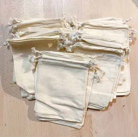 100 unids/lote bolsas de algodón con cordón para boda regalo de Navidad paquete DIY pequeñas bolsas lisas sacos de almacenamiento a prueba de polvo para el hogar