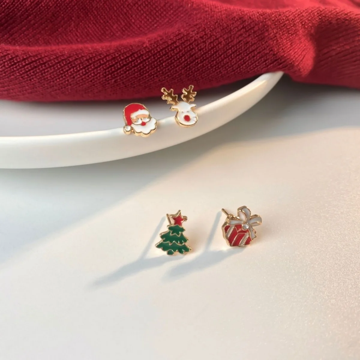 4 Paar/Set Süße Mini-Weihnachtsbaum-Weihnachtsmann-Hirsch-Emaille-Ohrstecker für Frauen Niedliche Elch-Geschenkbox-Ohrringe Weihnachtsfeier-Schmuck – Detail 28