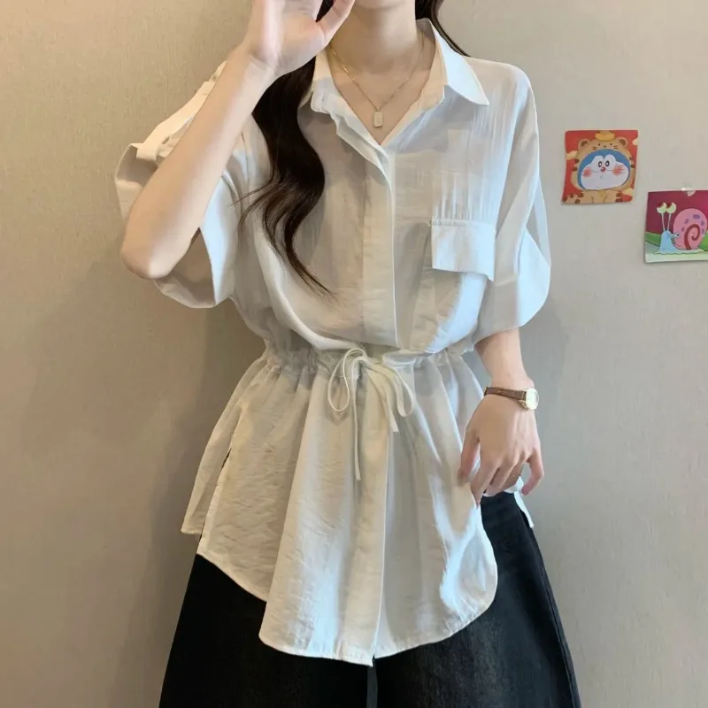 

Женская повседневная блузка с отложным воротником, коротким рукавом, завязками на талии, декоративными карманами и асимметричным подолом, свободного кроя