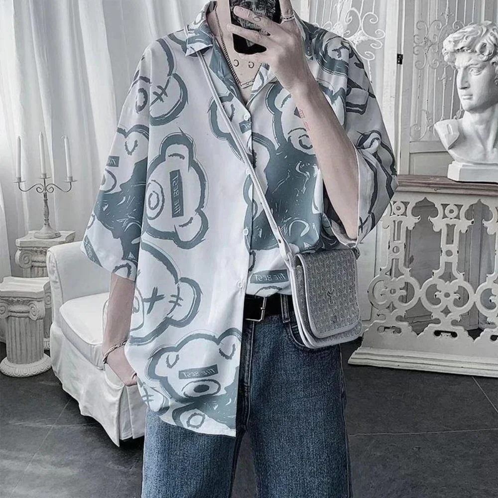 قصيرة الأكمام قميص الرجال الاتجاه الكوري البرية فضفاض الصيف قميص مطبوع معطف Ins هونغ كونغ نمط ملابس علوية بلوزة قميص للرجل